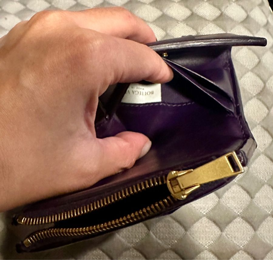 (售出不退貨)二手 BV 三折短夾 Bottega Veneta 紫色盒裝「有圖10使用痕跡有一點染色不介意在下單」不議價不議價謝謝☺️ 長20cm寬10cm厚2cm-16
