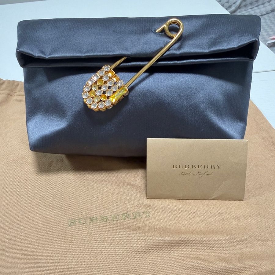 Burberry The Pin 絲質緞面 灰藍色手拿包-4