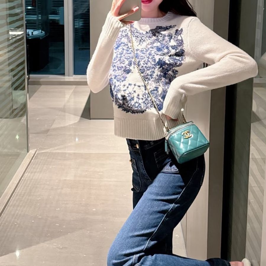 ✨Chanel 23P小牛皮愛心球 小盒子包 晶片款99新💚-1