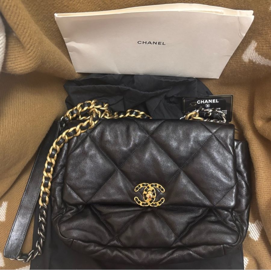 CHANEL 19 黑色口蓋包(亮面小羊皮、金色、銀色與釕色金屬 )-10