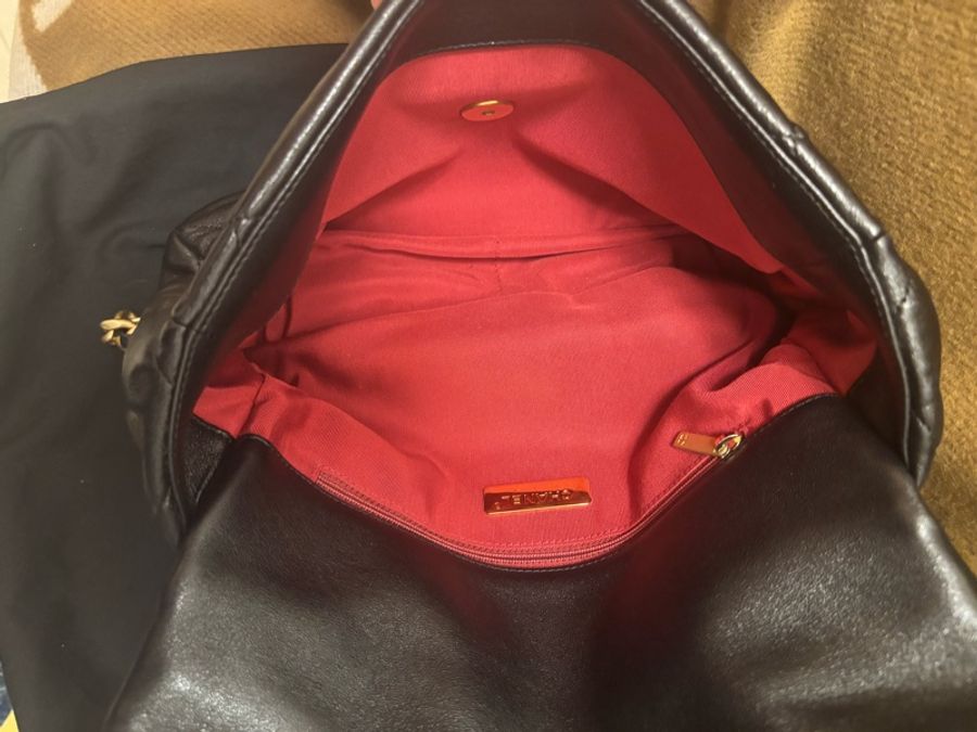 CHANEL 19 黑色口蓋包(亮面小羊皮、金色、銀色與釕色金屬 )-8