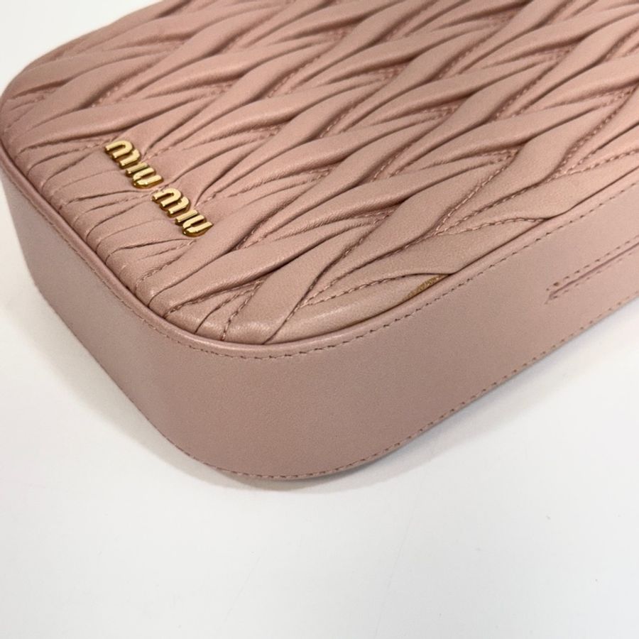 💗miu miu粉色金扣羊皮matelasse mini bag 手機包-12