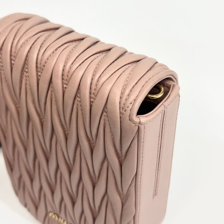 💗miu miu粉色金扣羊皮matelasse mini bag 手機包-15