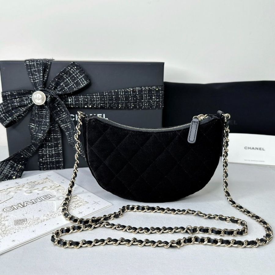 CHANEL 全新VIC絲絨半月鍊條包-2