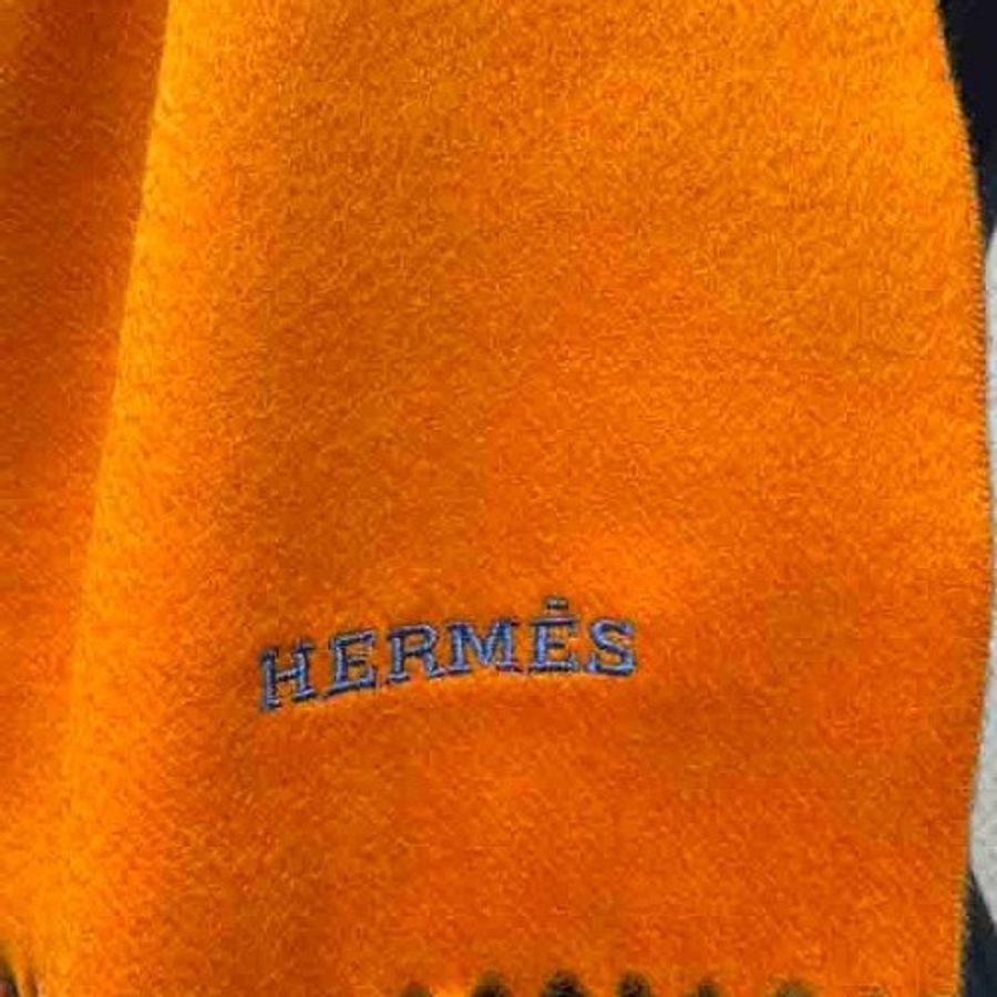 Hermes亮眼有型的橘色圍巾-3