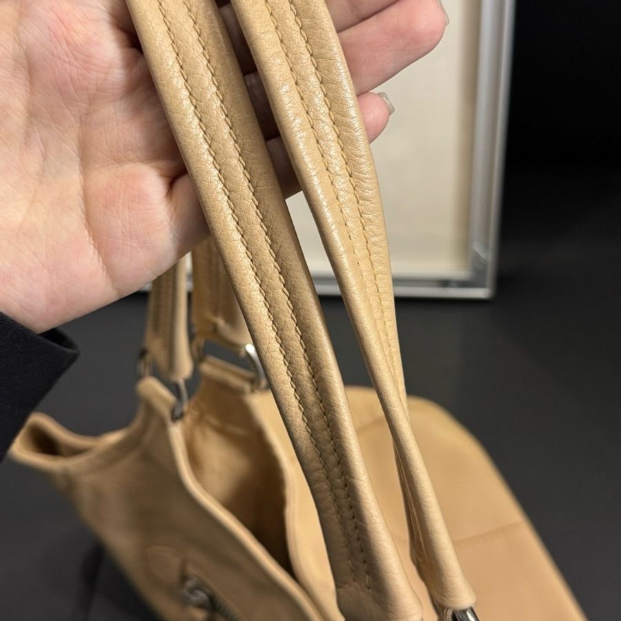 Prada 奶茶色全皮單肩包 尺寸約33*27-8