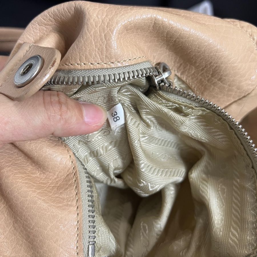 Prada 奶茶色全皮單肩包 尺寸約33*27-14