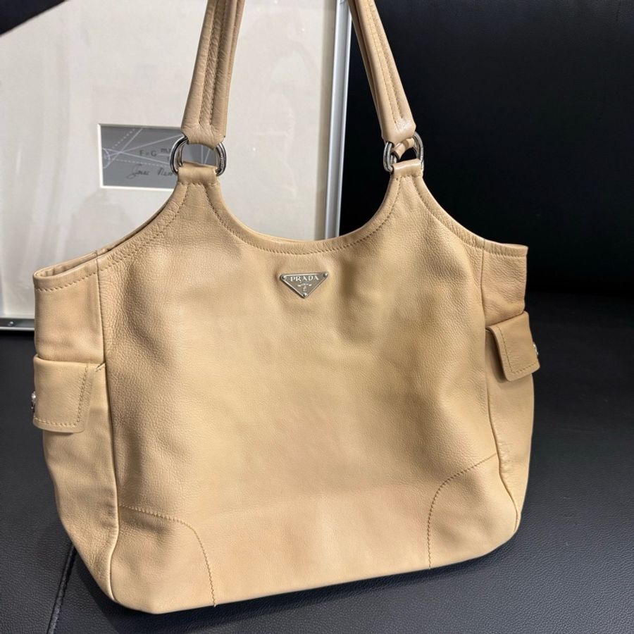 Prada 奶茶色全皮單肩包 尺寸約33*27-16