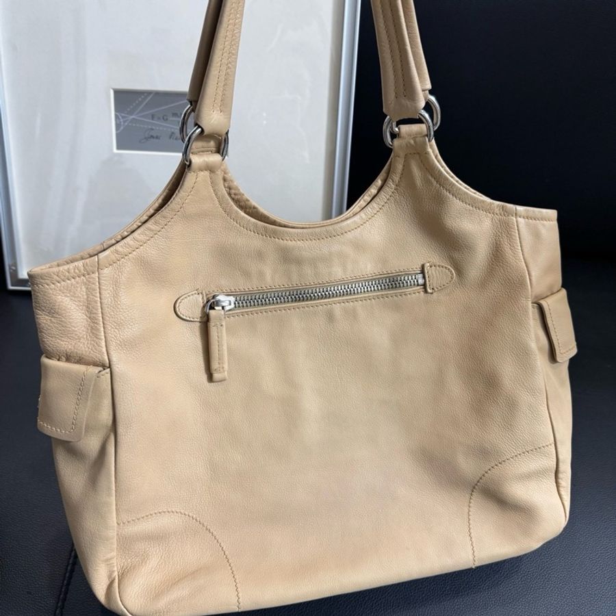 Prada 奶茶色全皮單肩包 尺寸約33*27-17
