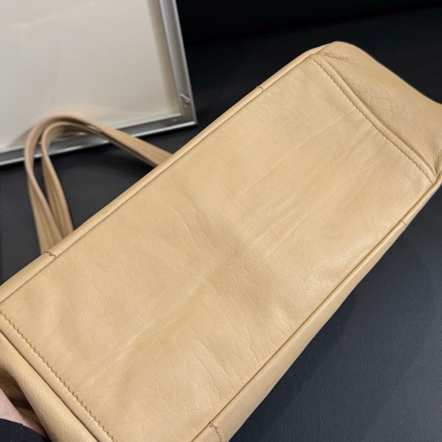 Prada 奶茶色全皮單肩包 尺寸約33*27-20