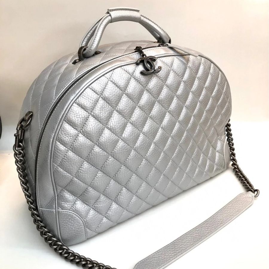 CHANEL 絕美航空版香奈兒 銀色限量絕版小牛皮菱格紋 xxl旅行登機Bowling Bag-0