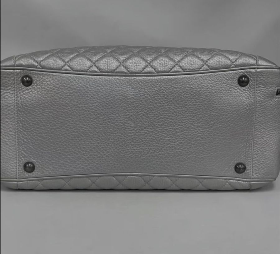 CHANEL 絕美航空版香奈兒 銀色限量絕版小牛皮菱格紋 xxl旅行登機Bowling Bag-6