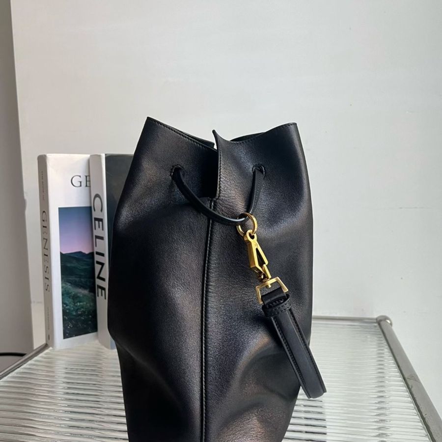 🔥新到：99🆕 聖羅蘭 / YSL 羊皮革 手提單肩包 抽繩福袋 水桶包 女款 黑色 24編碼 尺寸：25*30*12 精緻時髦 抽繩福袋 水桶包 女款 黑色 24 編碼 尺寸：25*30*12 精緻時髦 懶隨性十足 專櫃2萬多 輕便-3