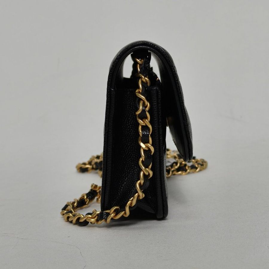 CHANEL 黑色荔枝牛皮鐳射標金扣24CCF口蓋包WOC17旱冰鞋徽章皮穿鏈肩背包-3