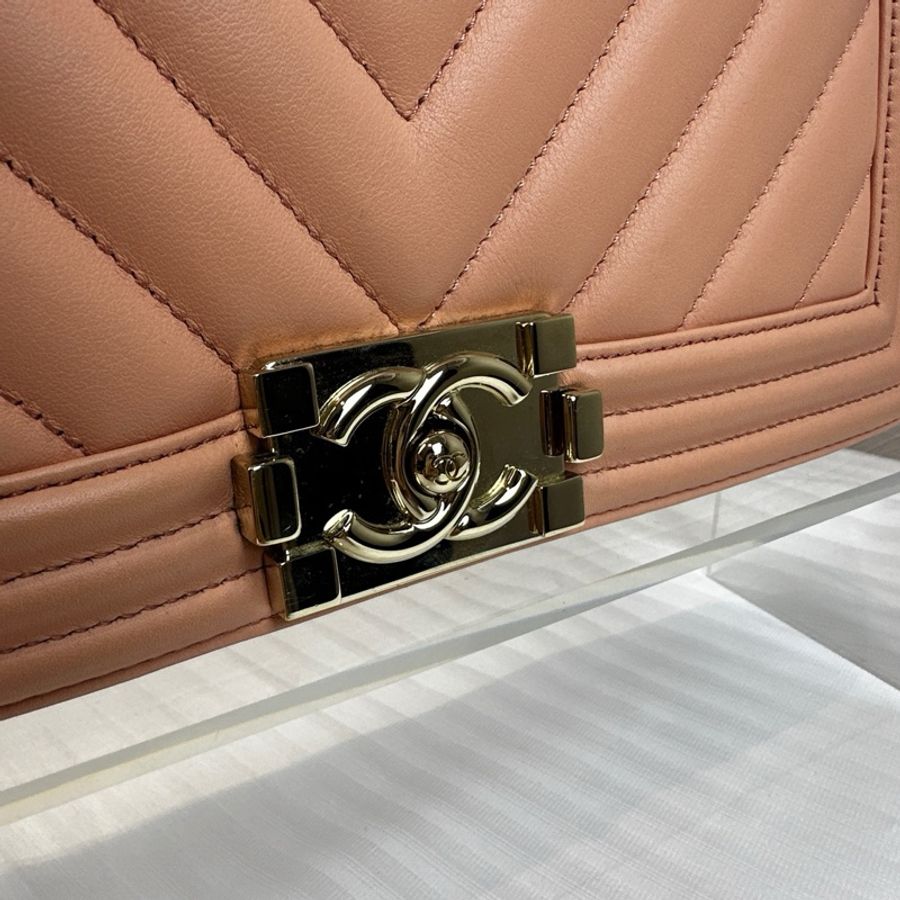 香奈兒/Chanel Leboy粉色金扣V紋中號肩背斜背包25x9x15cm-7