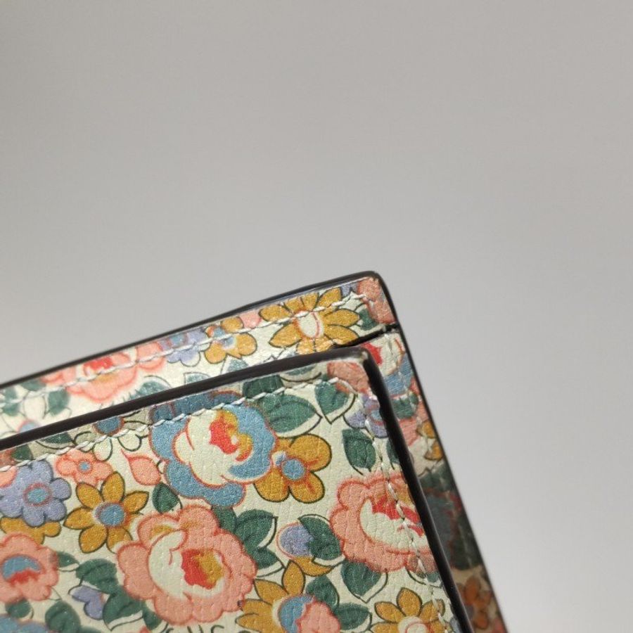 Gucci牛皮花卉滿印字母Logo拉鏈手拿包-15
