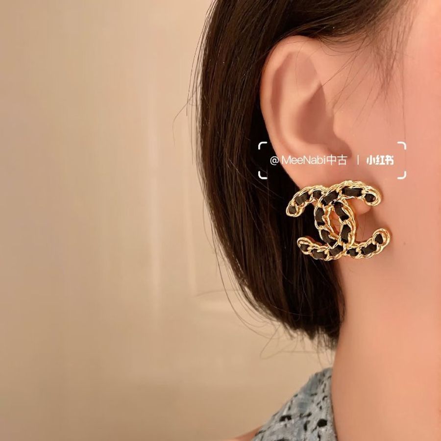 CHANEL - 黑色皮穿鍊雙C耳針式耳環-6