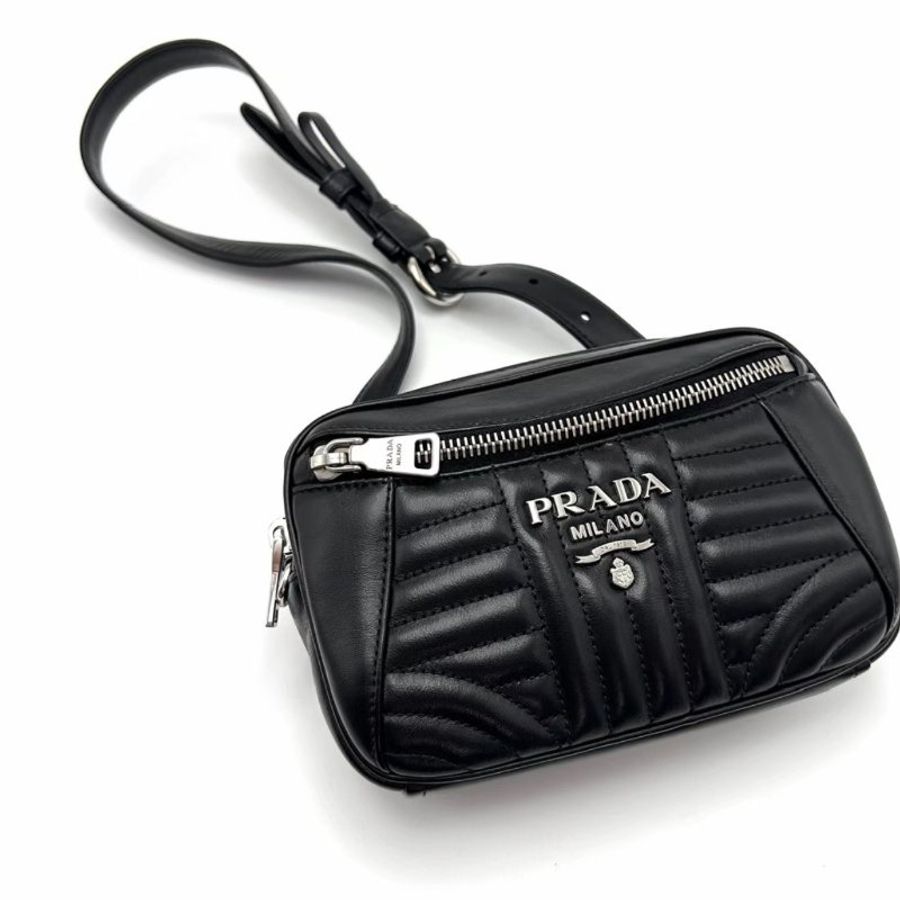 PRADA Diagramme黑銀皮革單肩斜背相機包18*11*5 98新配件塵袋保卡-1
