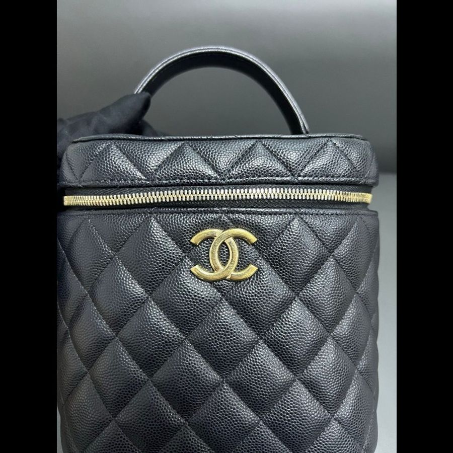 Chanel vanity case
黑金牛皮荔枝纹 化妝包-7