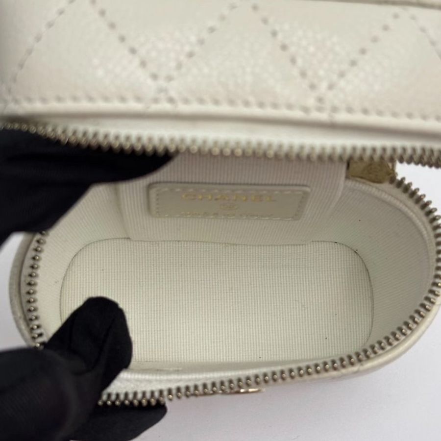 CHANEL mini白色金扣菱格紋荔枝牛肩背斜背包10*10*4 9新 配件塵袋-4