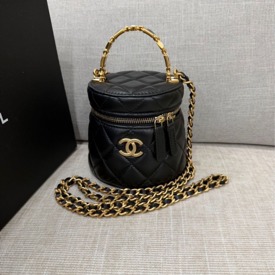 CHANEL香奈兒 琺瑯提把黑色菱格紋小羊皮圓筒包-0