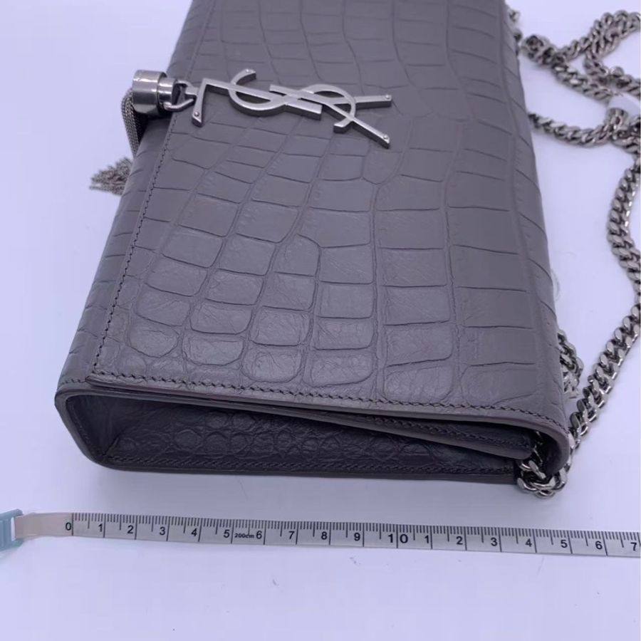 二手SAINT LAURENT PARIS Kate灰色鰐魚壓紋 牛皮中號流蘇包銀標，打開翻蓋兩側有輕微開裂，不影響使用美觀-6
