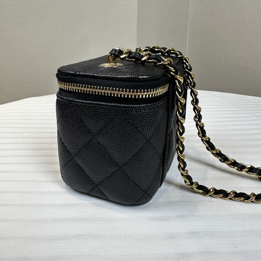 香奈兒/Chanel Small Vanity with Chain 經典小型金扣鍊帶盒子包化妝包斜背包 亮面粒紋小牛皮-4