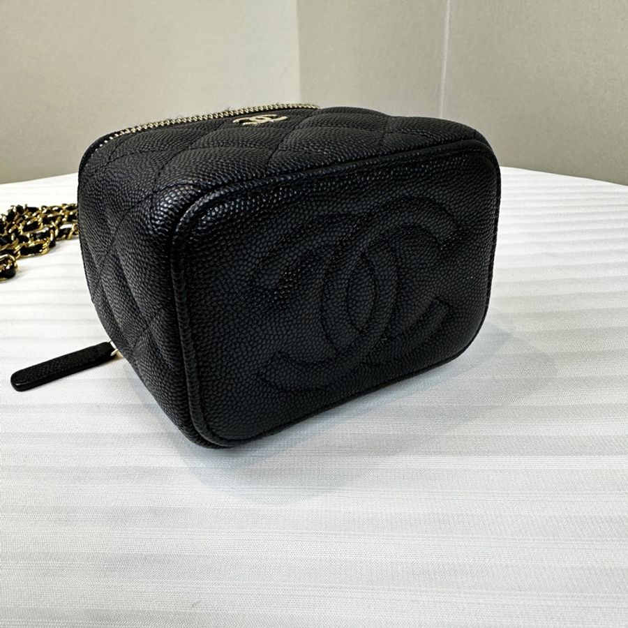 香奈兒/Chanel Small Vanity with Chain 經典小型金扣鍊帶盒子包化妝包斜背包 亮面粒紋小牛皮-5