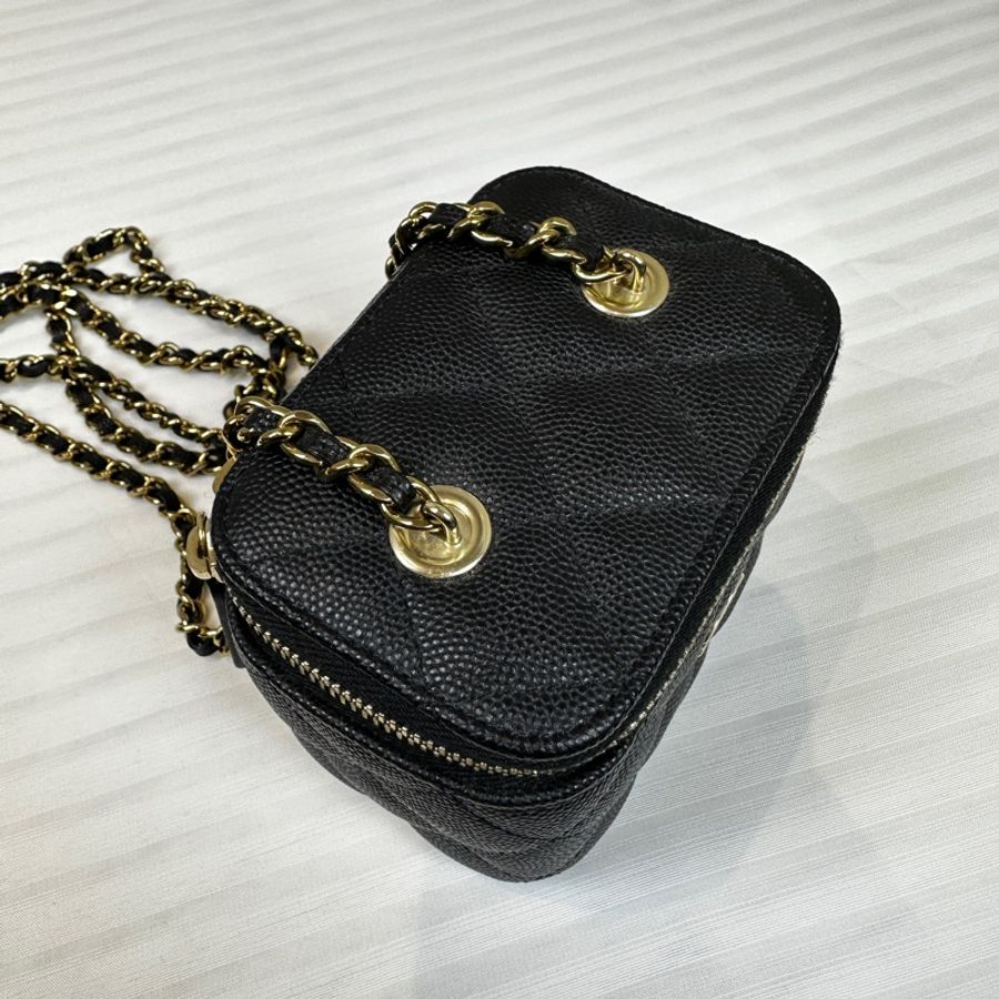 香奈兒/Chanel Small Vanity with Chain 經典小型金扣鍊帶盒子包化妝包斜背包 亮面粒紋小牛皮-6