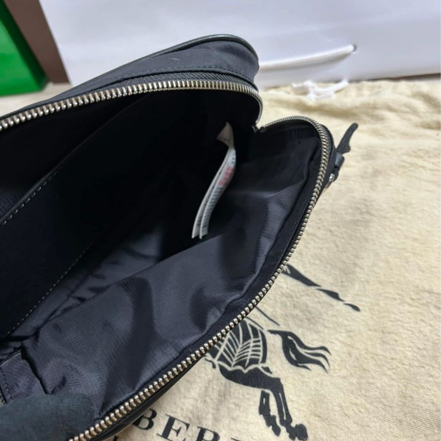 ✨好看經典 Burberry 巴寶莉 黑包大logo尼龍 腰包 胸包-6