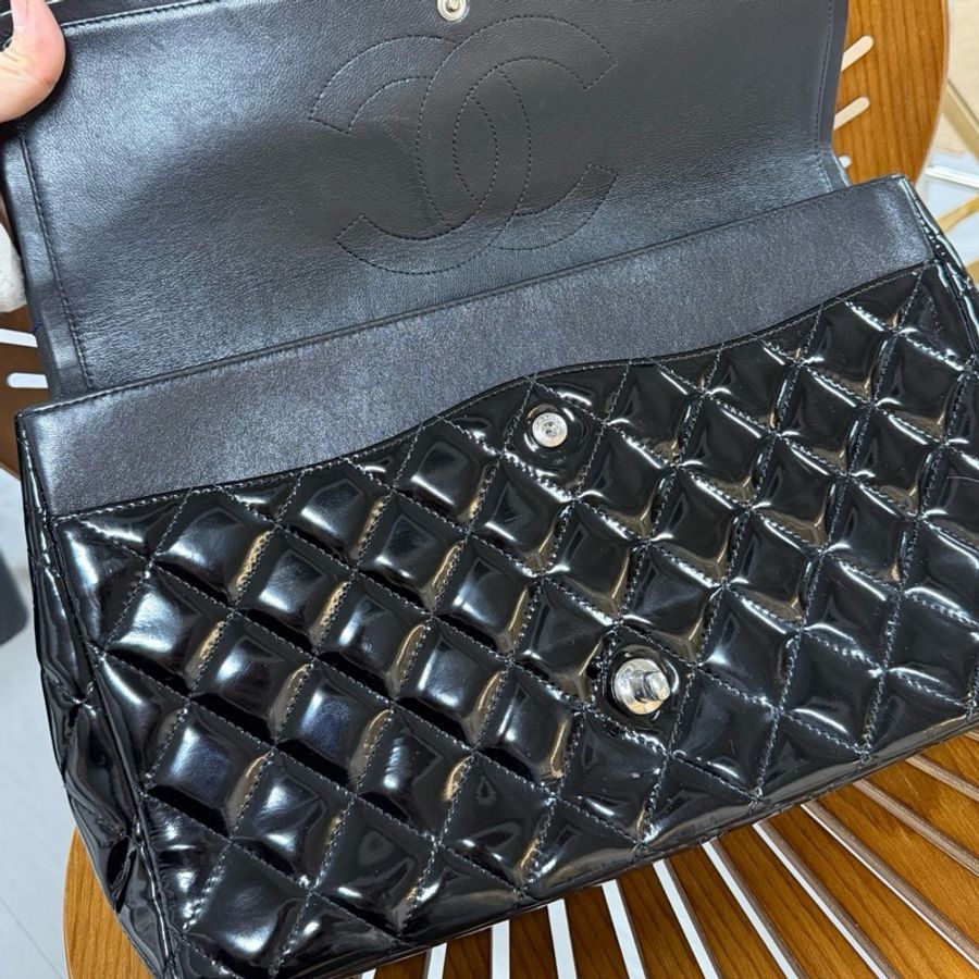 CHANEL香奈兒Classic Flap CF maxi黑銀翻蓋漆皮包-6