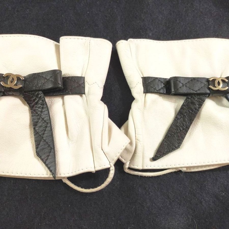 CHANEL 白色真皮展場用手腕套-10