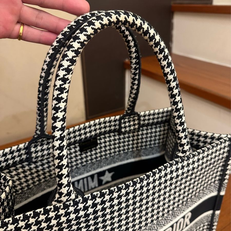 DIOR 黑白千鳥格托特包-9