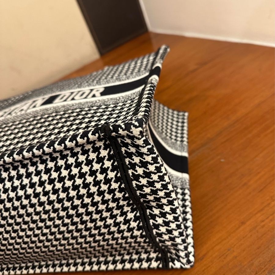 DIOR 黑白千鳥格托特包-11