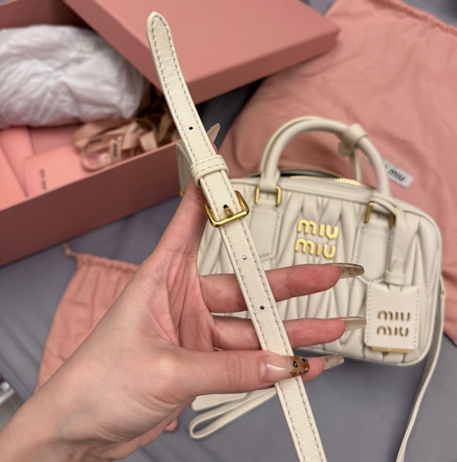 miumiu白色保齡球包 全新大全配含提袋-17
