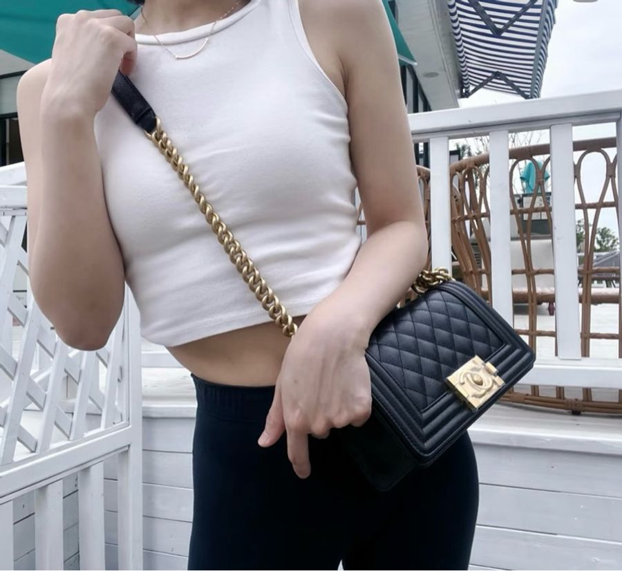 🖤CHANEL 香奈兒 A67085 BOY復古金屬LOGO荔枝皮肩背金鍊包-4