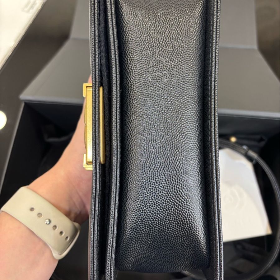 🖤CHANEL 香奈兒 A67085 BOY復古金屬LOGO荔枝皮肩背金鍊包-7