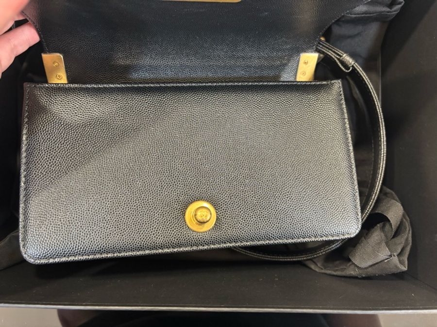🖤CHANEL 香奈兒 A67085 BOY復古金屬LOGO荔枝皮肩背金鍊包-9