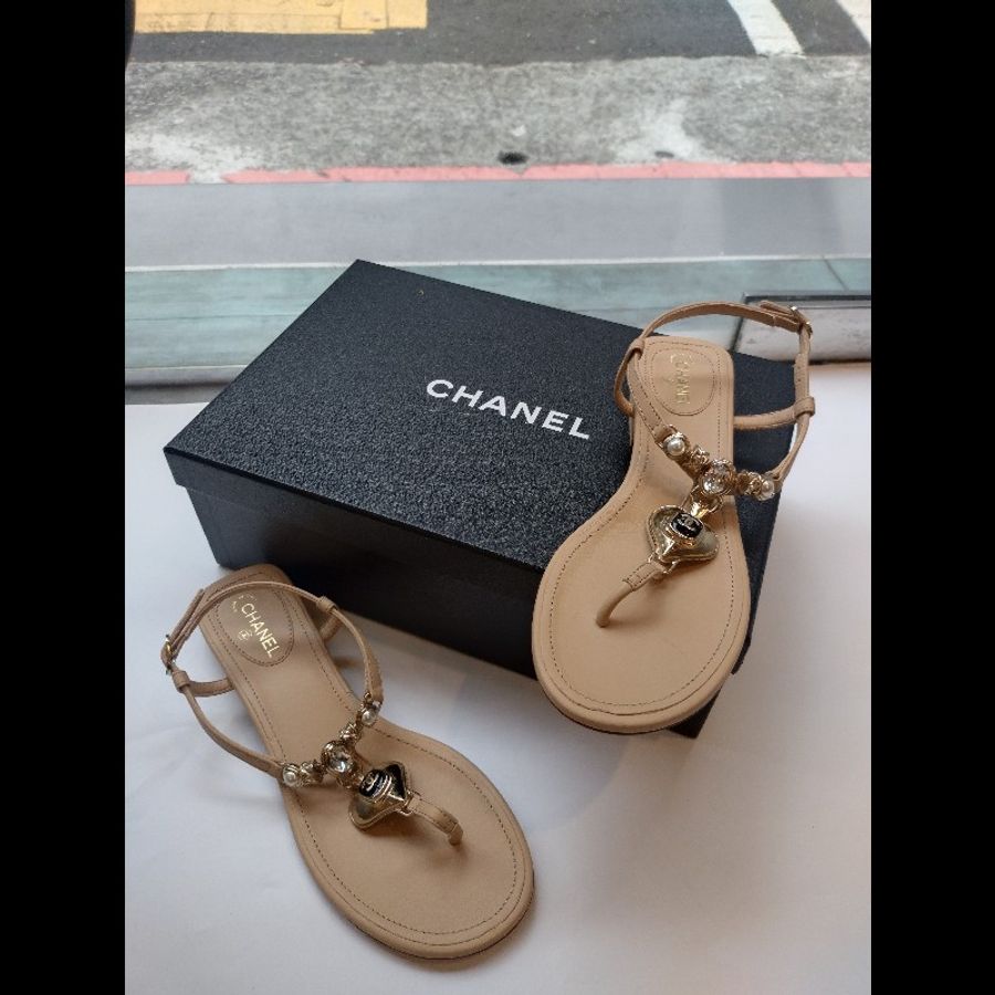 Chanel 駝皮淡金愛心水鑽夾腳涼鞋-1