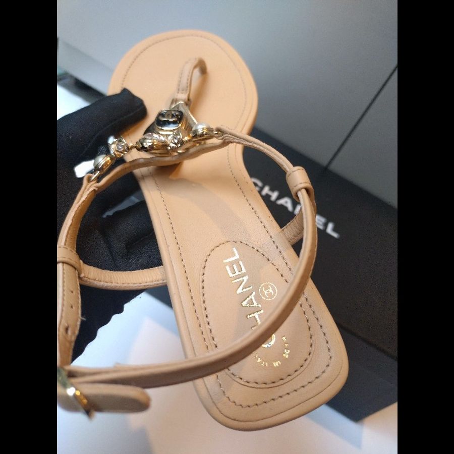 Chanel 駝皮淡金愛心水鑽夾腳涼鞋-12