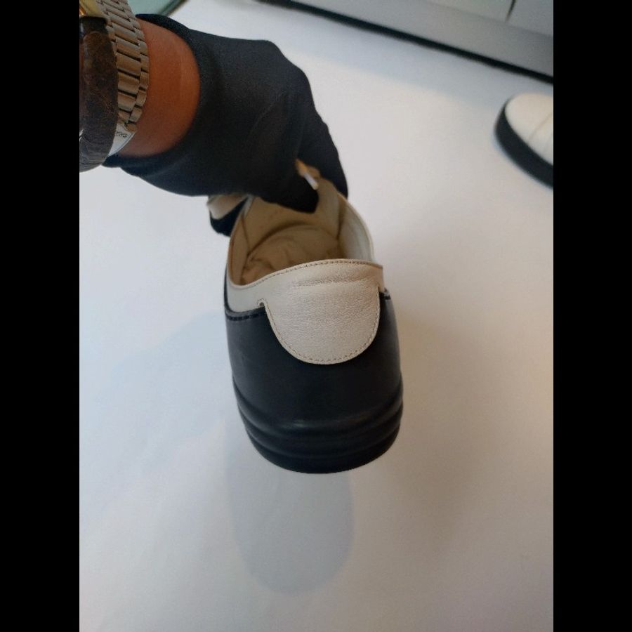 Chanel 黑白皮革綁帶休閒鞋-9