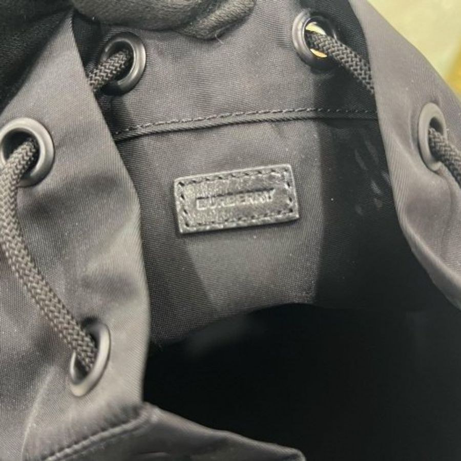 東區正精品㊣BURBERRY 8032188 黑色尼龍白字束口收納袋包 RZ6105-5