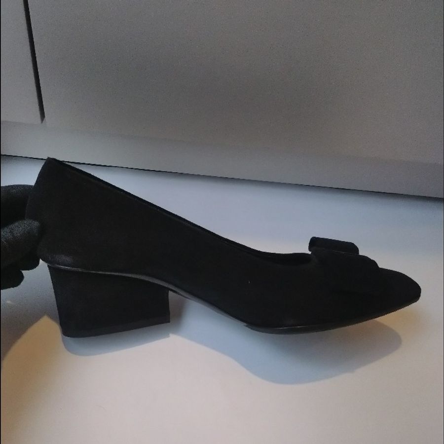 Ferragamo 黑麂皮尖頭方跟女鞋-7