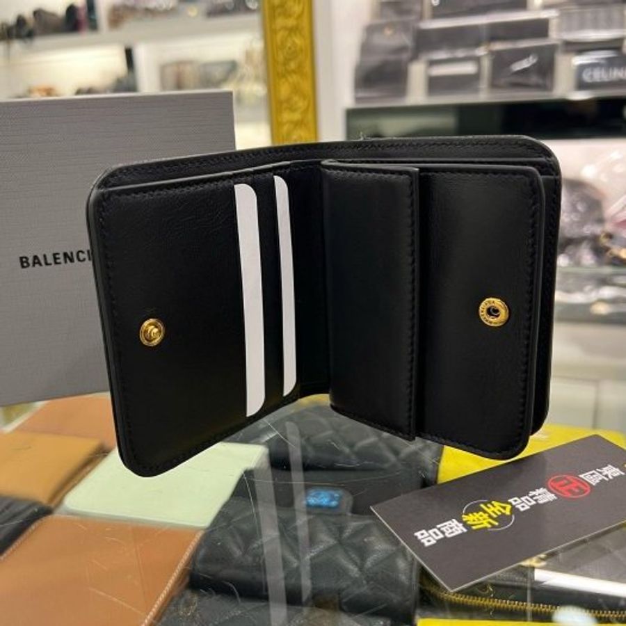 東區正精品㊣BALENCIAGA 765459 全新黑色牛皮金扣字母LOGO釦子零錢袋短夾 RZ6106-1