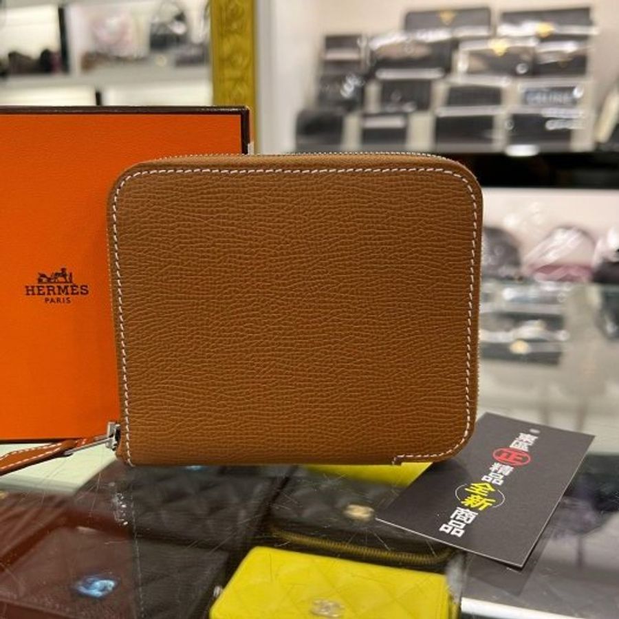 東區正精品㊣HERMES SILK IN Epsom 全新愛馬仕金棕色焦糖色全皮內藍綠色小狗法鬥絲巾短夾 W刻 RZ6110-0