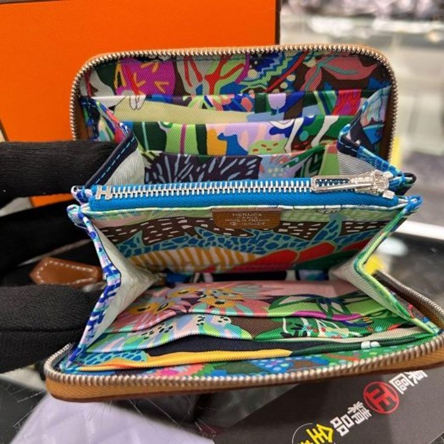 東區正精品㊣HERMES SILK IN Epsom 全新愛馬仕金棕色焦糖色全皮內藍綠色小狗法鬥絲巾短夾 W刻 RZ6110-2