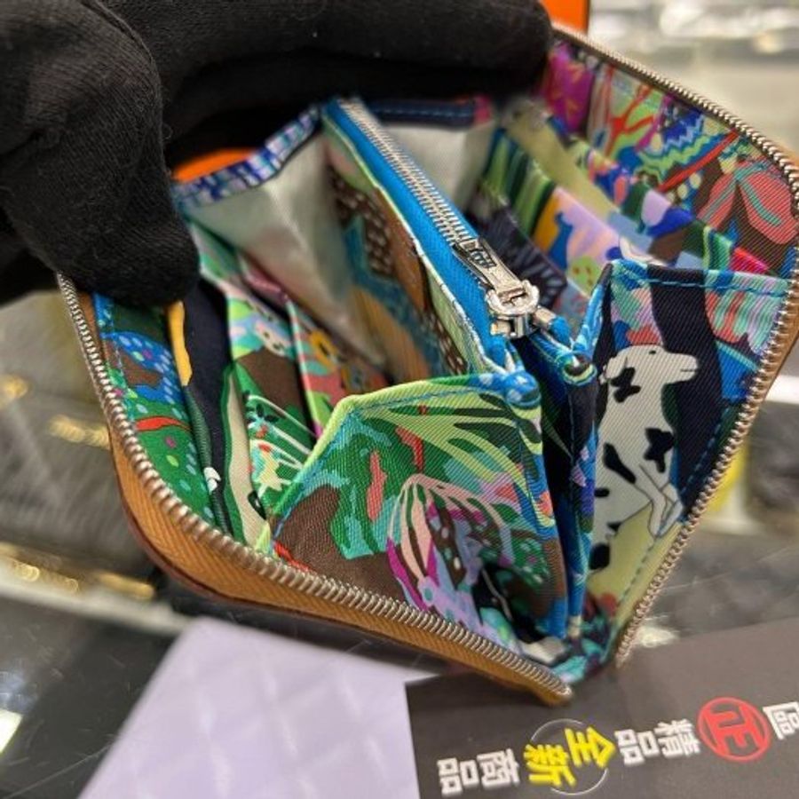 東區正精品㊣HERMES SILK IN Epsom 全新愛馬仕金棕色焦糖色全皮內藍綠色小狗法鬥絲巾短夾 W刻 RZ6110-3