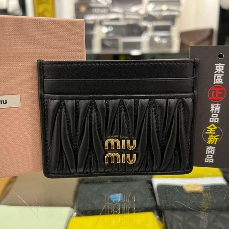 東區正精品㊣MIU MIU 5MC076 全新黑色全皮皺褶金字扁卡片夾 RZ6112-0