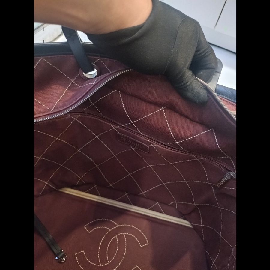 Chanel 黑肩帶淺灰皮革大托特包-15