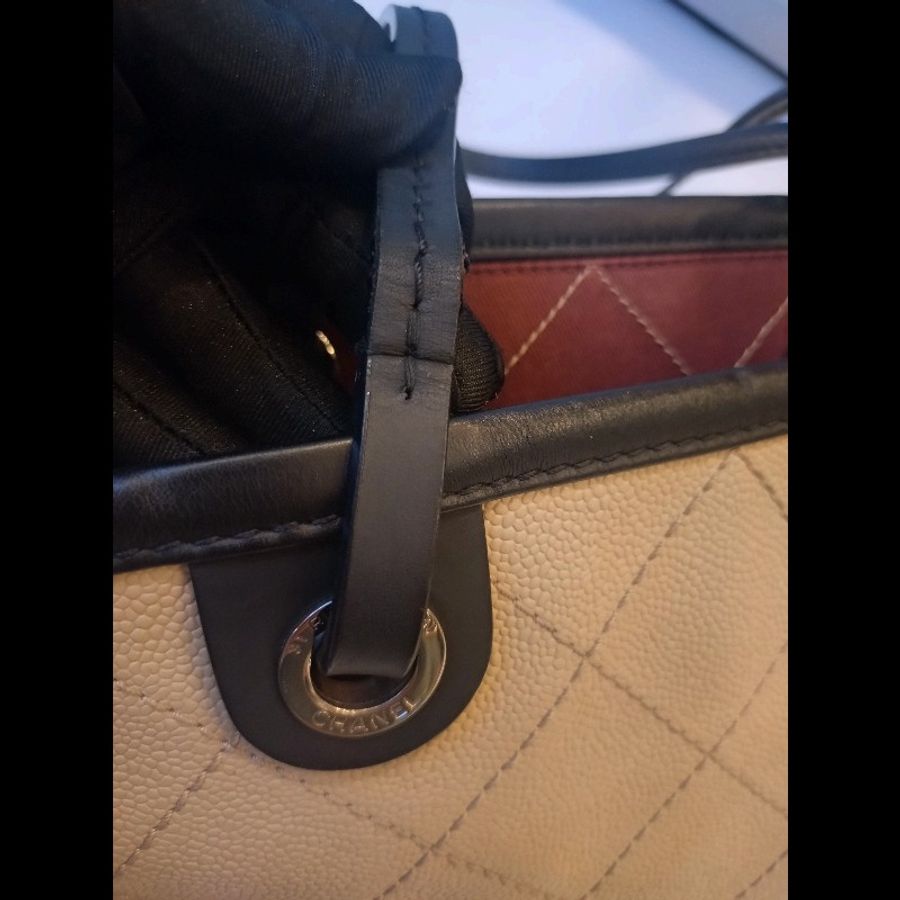 Chanel 黑肩帶淺灰皮革大托特包-23